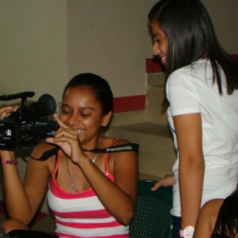 Jovenes de San Vicente reciben taller local sobre periodismo