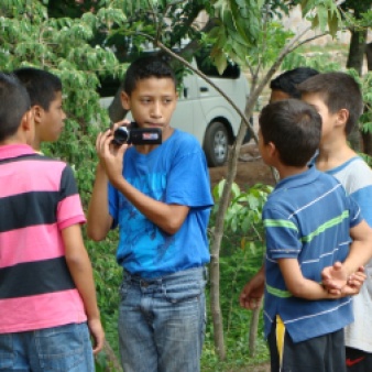 niños practicando el uso de camara de video (12)